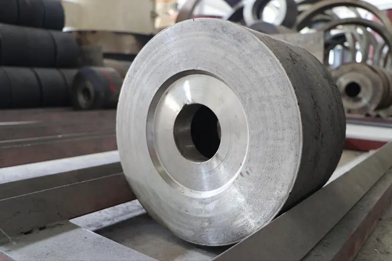 The grinding rollers of the Raymond mill.webp