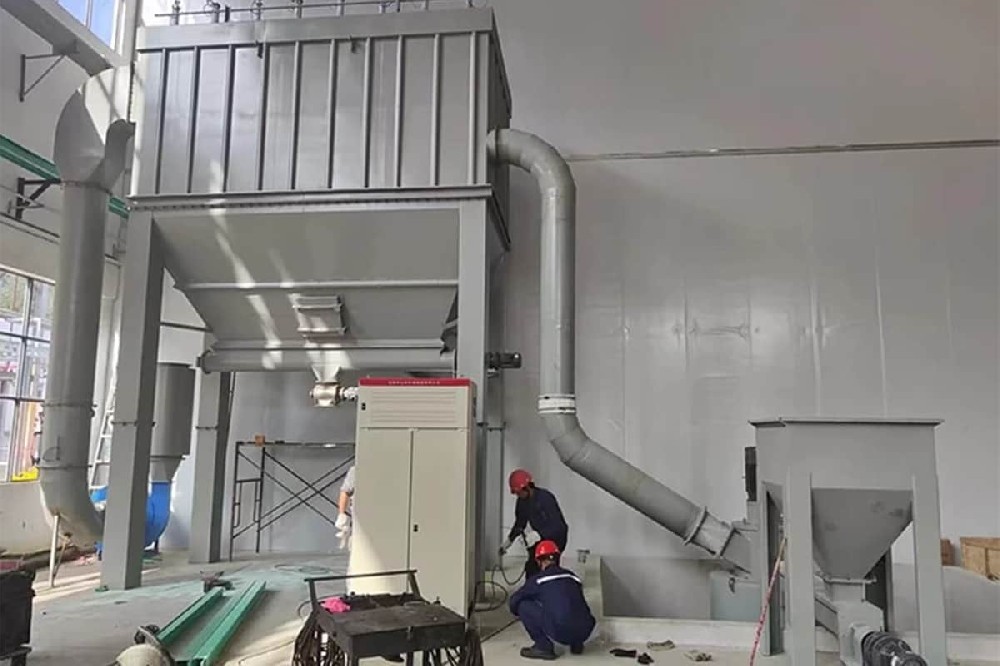 Superfine grinding mill processes bauxite