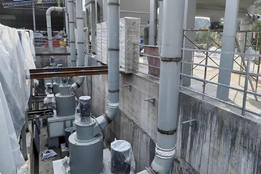 Ultra-fine powder mill processes metallic silicon